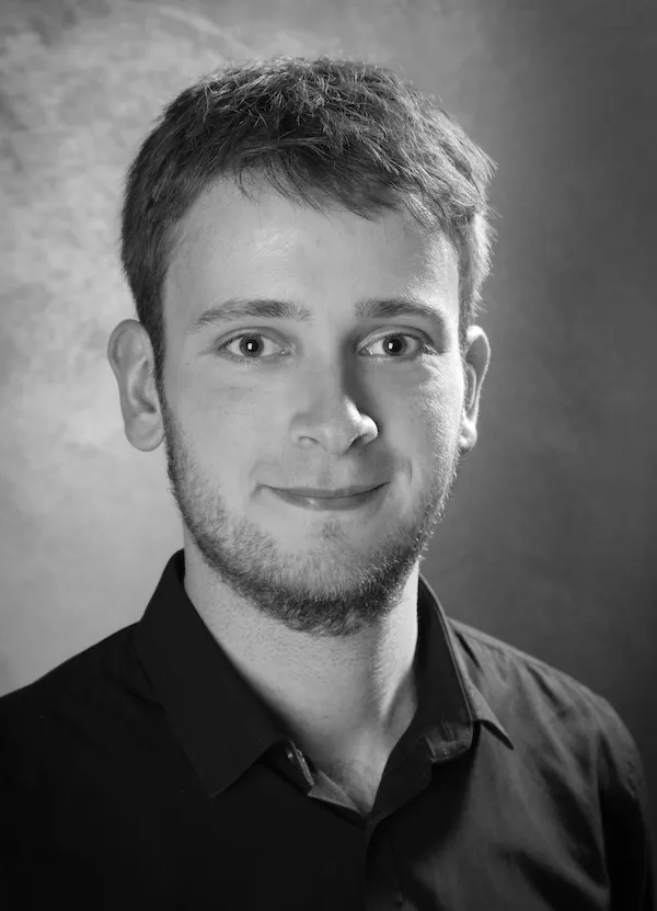 Männliche Person in schwarz weiß. Ingineur bei Fangmann Energy Services