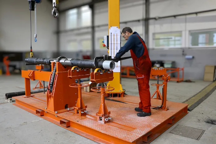 Schlosser steht an einer Werkbank und setzt ein Downhole Tool instant