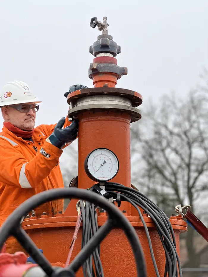 Techniker schraubt zwei Rohre zusammen