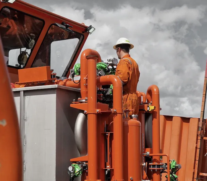 Techniker überwacht auf einem großen Pumper die Mischvorgänge